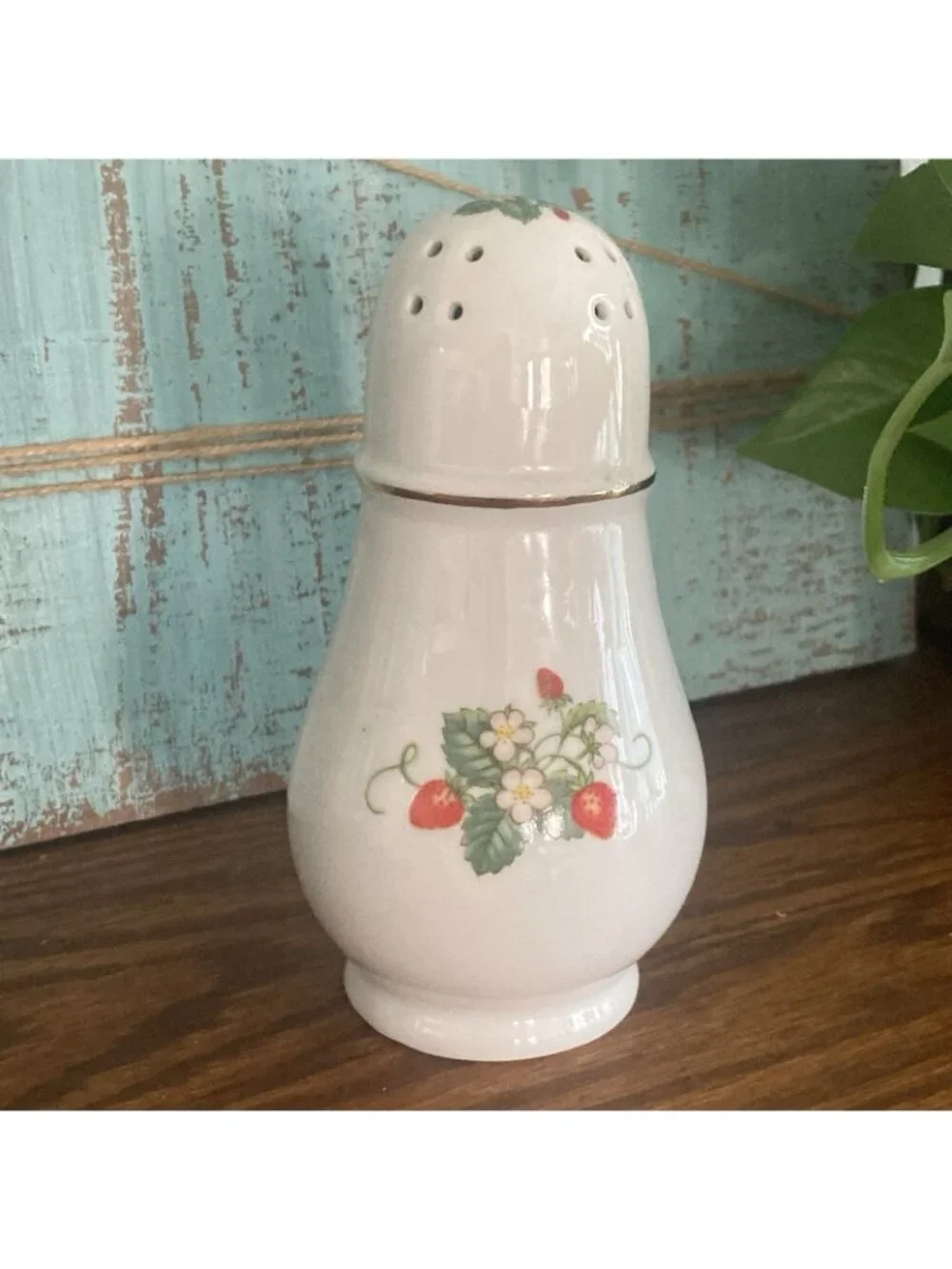 Vintage 1978 Powered Sugar Shaker Avon Strawberries Porcelain 22K Gold Trim